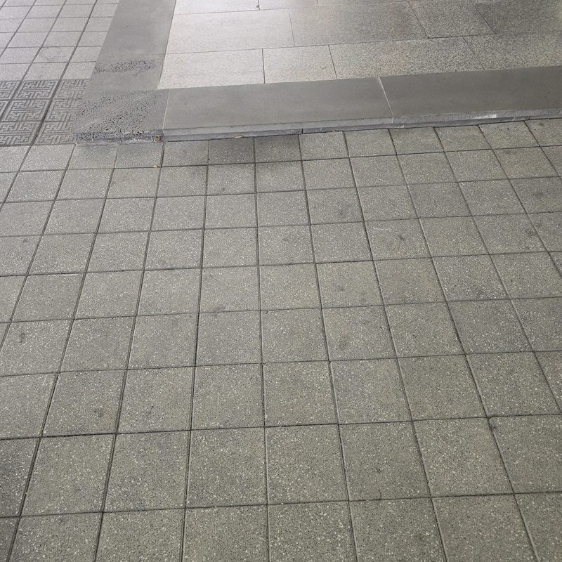 건물 정면 출입구 연석 단차 발판 – 시공 전 · 보도에서 건물 쪽으로 한 단 올라오는 연석이 그대로 노출돼 있던 상태